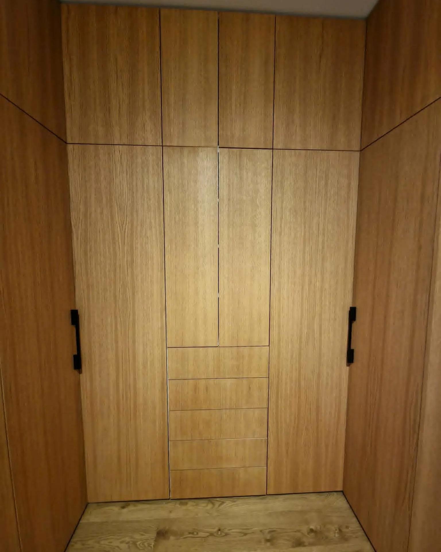 Oak-veneered dressing-room fronts