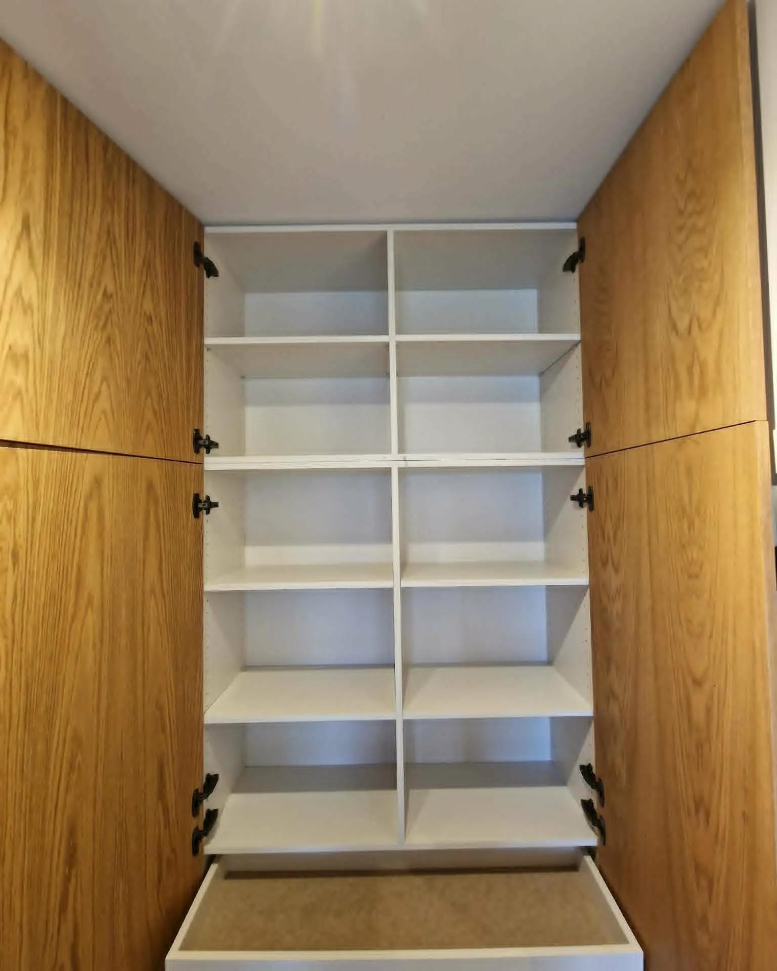 Integrated dressing-room shelves