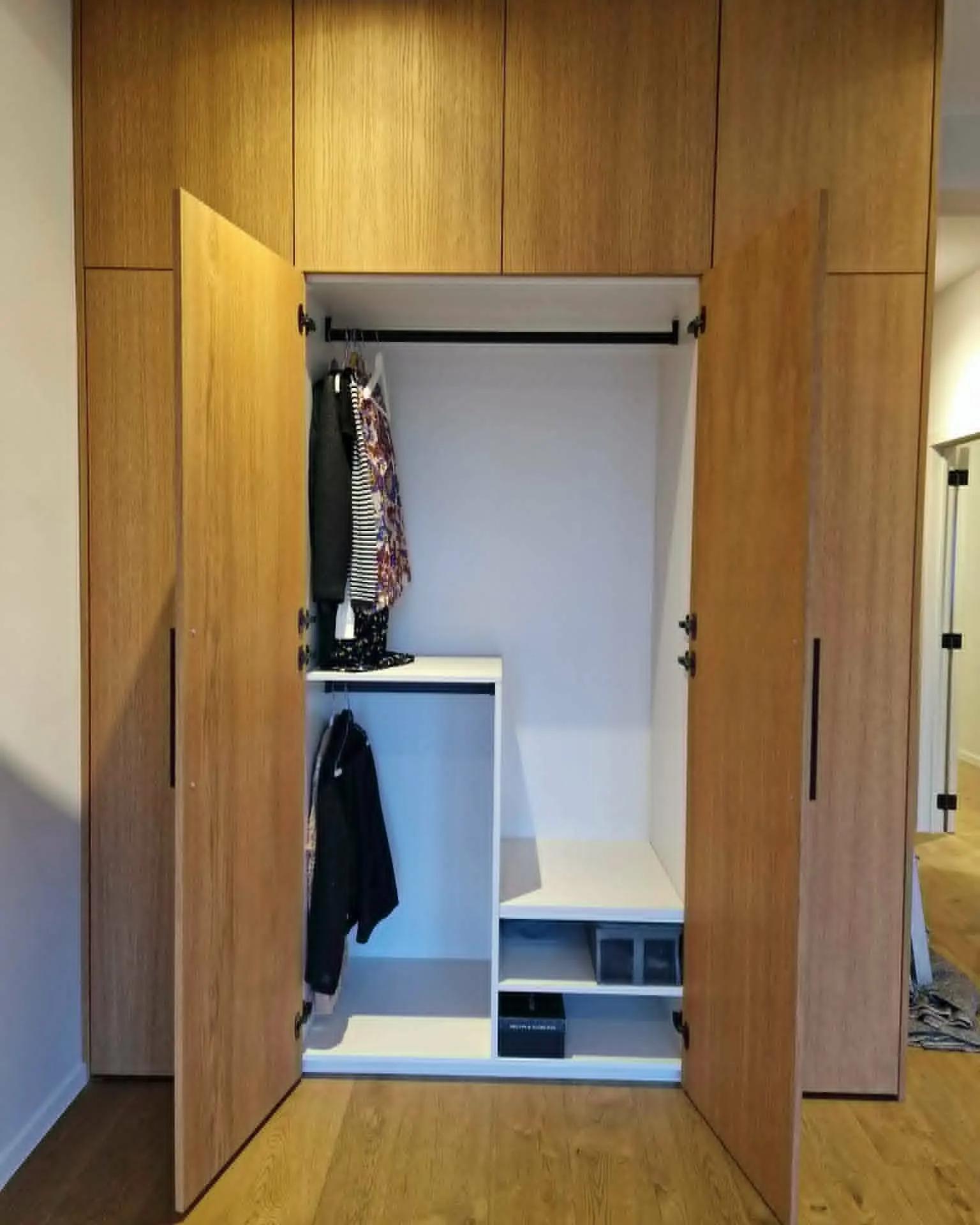 Open dressing-room compartments