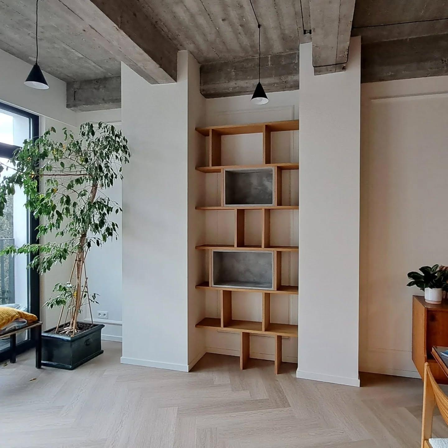 Full view of the oak and microcement bookshelf