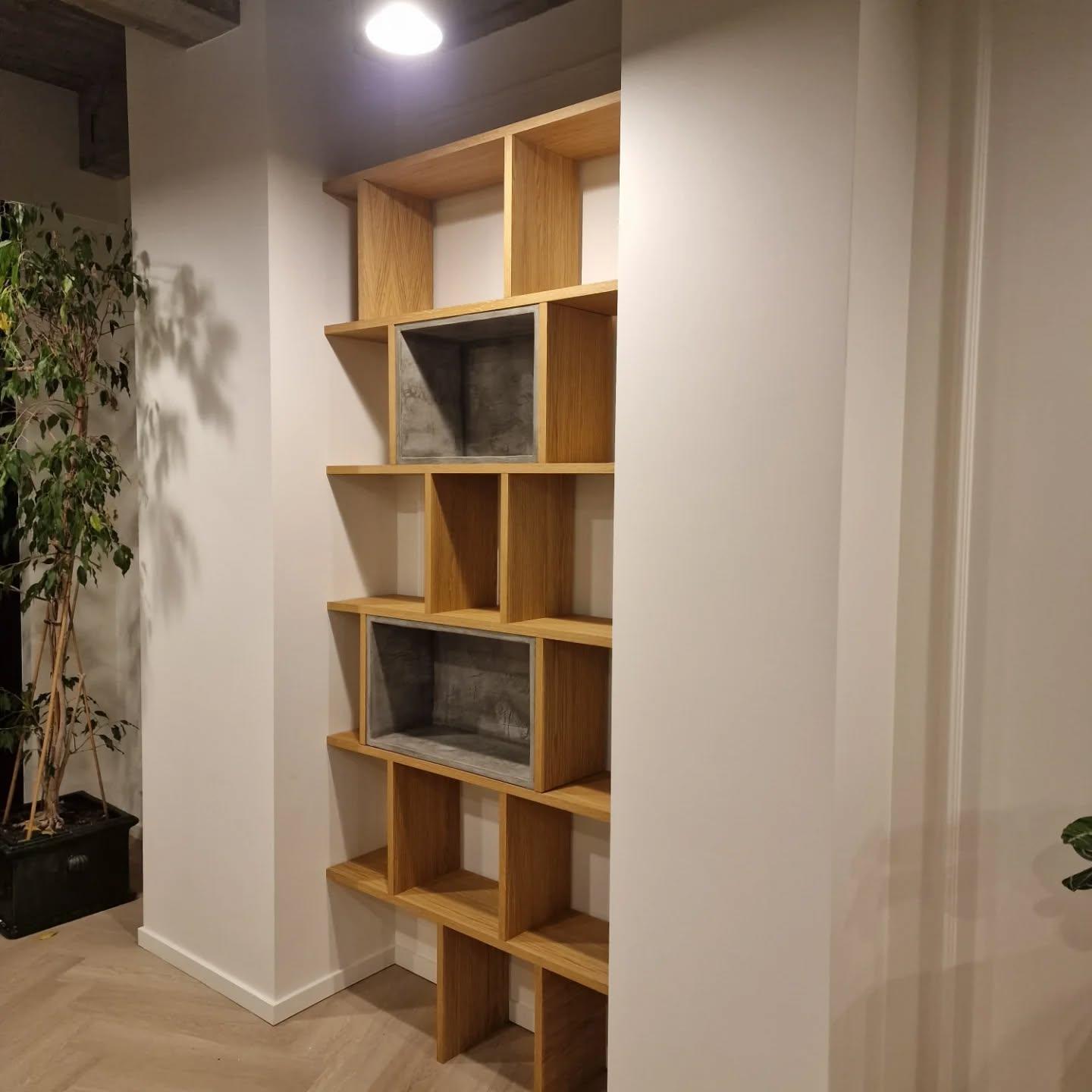 Bookshelf integrated beside the window