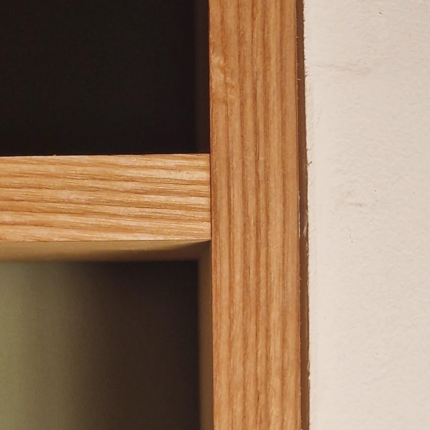 Detail of the bookshelf veneer edges
